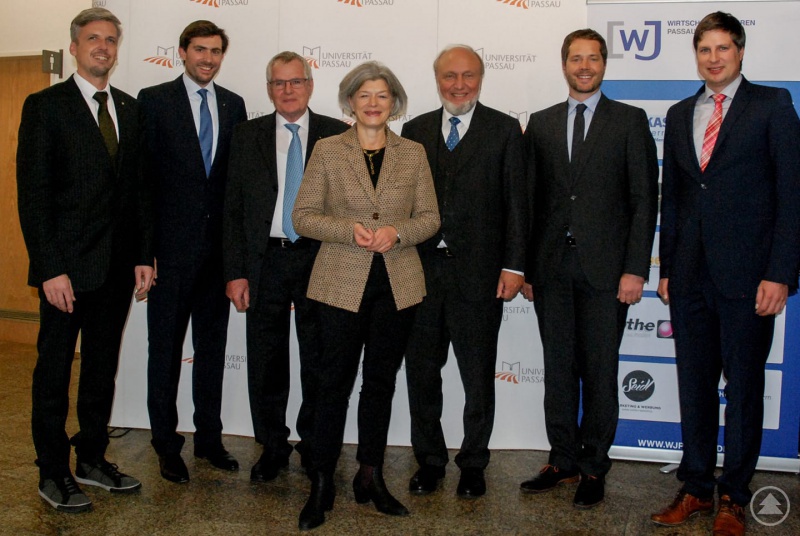 von links: Thomas Sagerer (Sparkasse Oberösterreich), Christian Schuller (Organisator und stellvertr. Vorsitzender WJ Passau), Karl Wißpeintner (Micro- Epsilon), Prof. Dr. Carola Jungwirth (Präsidentin Uni Passau), Prof. Dr. Hans- Werner Sinn, Fabian Erbersdobler (Vorsitzender WJ Passau) und Dr. Thomas Wißpeintner (Micro-Epsilon)
