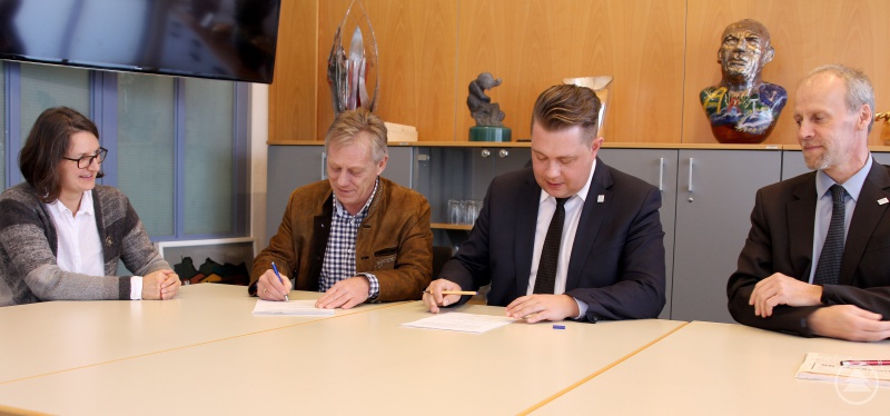 Vertragsunterschrift von Caritasvorstand Günther Arend (2.v.li.) und Landrat Michael Adam (3.v.li.) mit der Leiterin der Erziehungsberatung Sonja Sterl und dem Jugendamtsleiter Martin Hackl