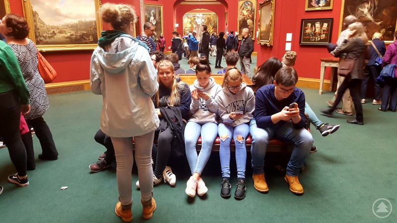 Schüler googeln Kunst im Museum