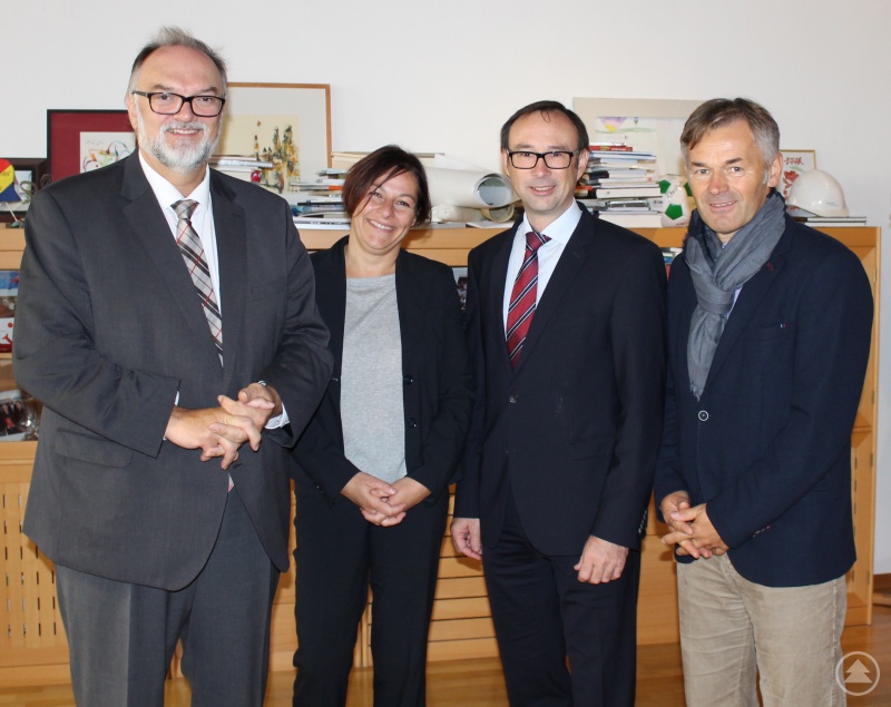 Oberbürgermeister Jürgen Dupper (links) begrüßte die neue Regionalmanagerin des Wirtschaftsforums der Region Passau e.V., Britta Pinter, in seinem Amtszimmer. Der Vereinsvorsitzende Christian Just (2. von rechts) und Wirtschaftsreferent Werner Lang waren ebenfalls mit dabei.