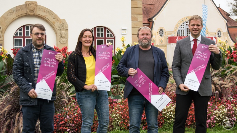 Das Veranstalterteam (hier mit den Plakaten zum letzten Aktionstag) freut sich auf viele teilnehmende Künstler beim nächsten Tag der offenen Tür im Oktober. Von rechts Bezirkstagspräsident Dr. Olaf Heinrich, Hubert Huber (BBK Niederbayern), Veronika Keglmaier (Projektleitung, Kulturreferat Bezirk Niederbayern), Stefan Bircheneder (BBK Niederbayern-Oberpfalz)