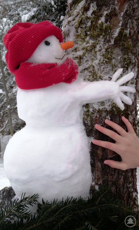 Mara und Mr. Snowman reichen sich die Hände