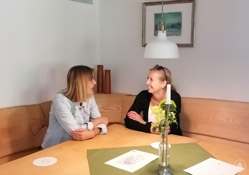 Speed Dating - Möglichkeit sich schnell untereinander kennen zu lernen. V. li.: Waltraud Eibl (Caritasschule St. Elisabeth) und Sylke Marxreiter (Sozialstation Waldkirchen).