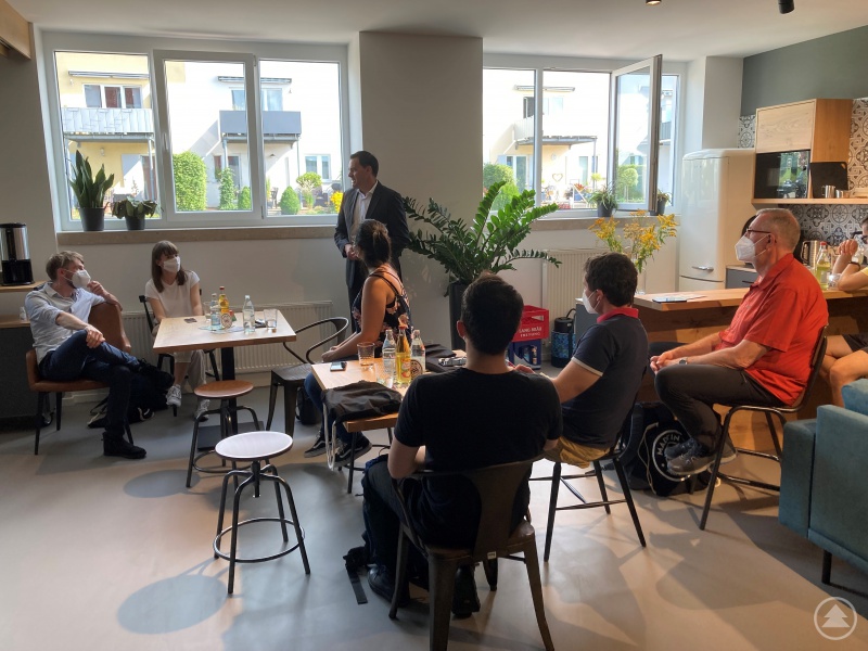 Landrat Sebastian Gruber (stehend) begrüßt Prof. Dr. Priebs (1. von rechts) und die Studierenden des Studiengangs Geografie der Uni Wien.