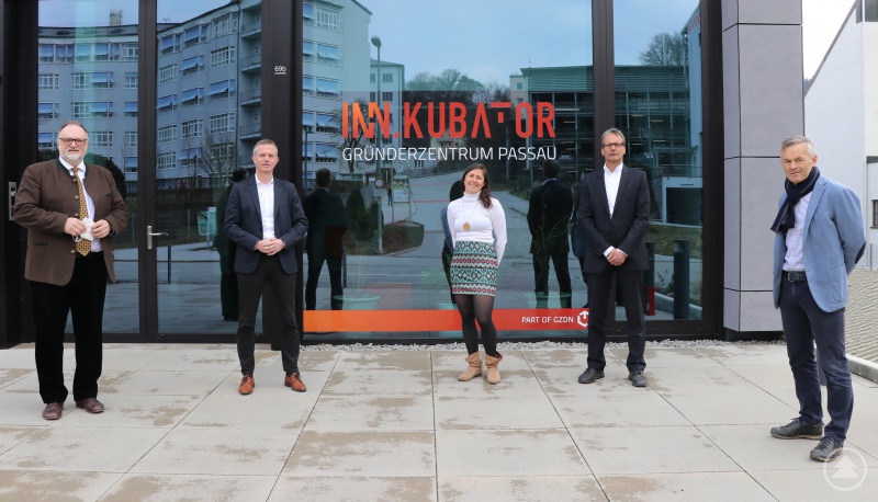 Oberbürgermeister Jürgen Dupper (von links) heißt Gerhard Steinhuber als neuen Sprecher des Beirats der Sponsoren des INN.KUBATORS im Beisein von Netzwerkmanagerin Tamara Schneider, Dr. Armin Bender und Wirtschaftsreferent Werner Lang herzlich willkommen.