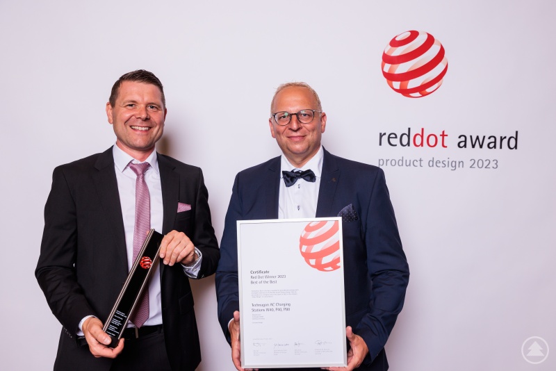 Jürgen Greipl (li.) und Manuel Pledl (r.) mit dem Red Dot Design Award und Urkunde