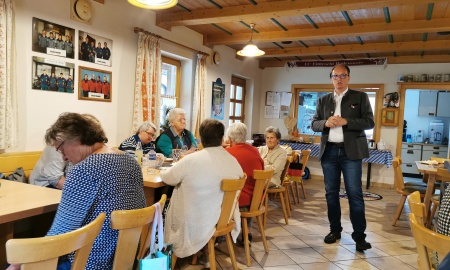 Martin Behringer zu Besuch bei der Strickrunde Bodenmais