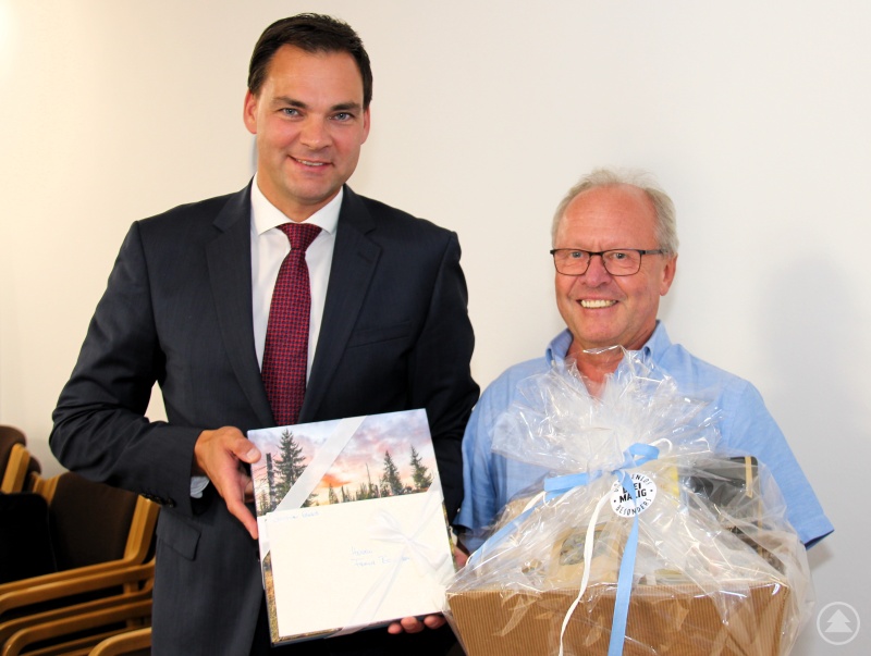 Landrat und Aufsichtsratsvorsitzender Sebastian Gruber (li.) überreicht Franz Brunnbauer ein Präsent für seine langjährigen Dienste für die Kliniken gGmbH.