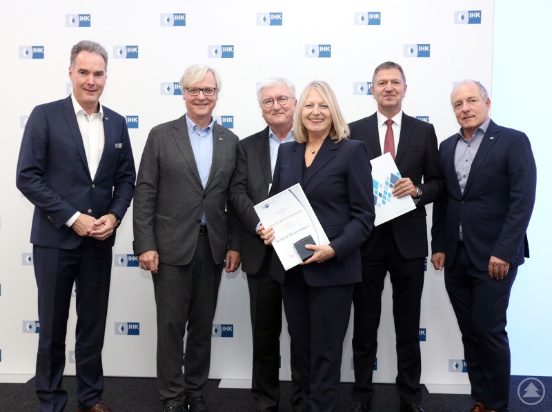 Mit der Goldenen Ehrenmedaille der IHK wurden die ausgeschiedenen IHK-Vizepräsidenten (ab 3.v.l.) Peter Glas, Elisabeth Hintermann und Claus Girnghuber ausgezeichnet. Mit ihnen freuen sich (v.l.) IHK-Hauptgeschäftsführer Alexander Schreiner, DIHK-Hauptgeschäftsführer Dr. Martin Wansleben sowie IHK-Präsident Thomas Leebmann (r.).