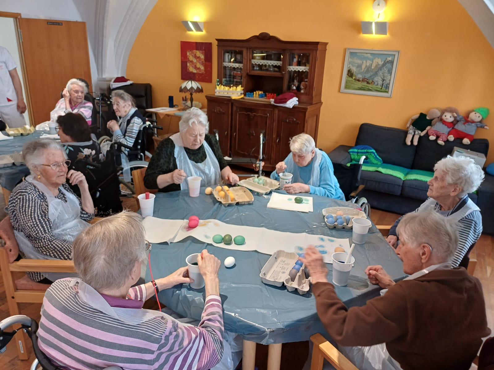 Bewohner des Seniorenstifts beim Ostereierfärben
