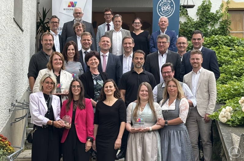 Bezirkstagspräsident Dr. Olaf Heinrich, Regierungspräsident Rainer Haselbeck, Landrat Sebastian Gruber, die Mitglieder der Auswahljury und die Ortsbürgermeister der ausgezeichneten TOP-Unternehmen gratulieren den Preisträgern in Freyung-Grafenau: Eiler Holzbau GmbH, GREIPL GmbH, Köppl GmbH, Landhotel Haus Waldeck und Thomas-Krenn.AG sowie Newcomer My Ary and me.