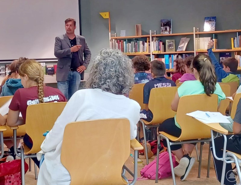 Kinderbuchautor Armin Pongs leitete die Kinder in der Kreisbibliothek Freyung mit viel Geduld und Engagement an. Er zeigte ihnen, wie man Charaktere lebendig werden lässt und wie sie eine spannende Handlung entwickeln können.