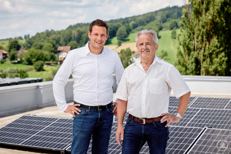 Die Geschäftsführer Josef Huber (rechts) und Johannes Ranzinger (links) sind stolz auf die Kooperation ihrer Unternehmen zur Förderung erneuerbarer Energien.