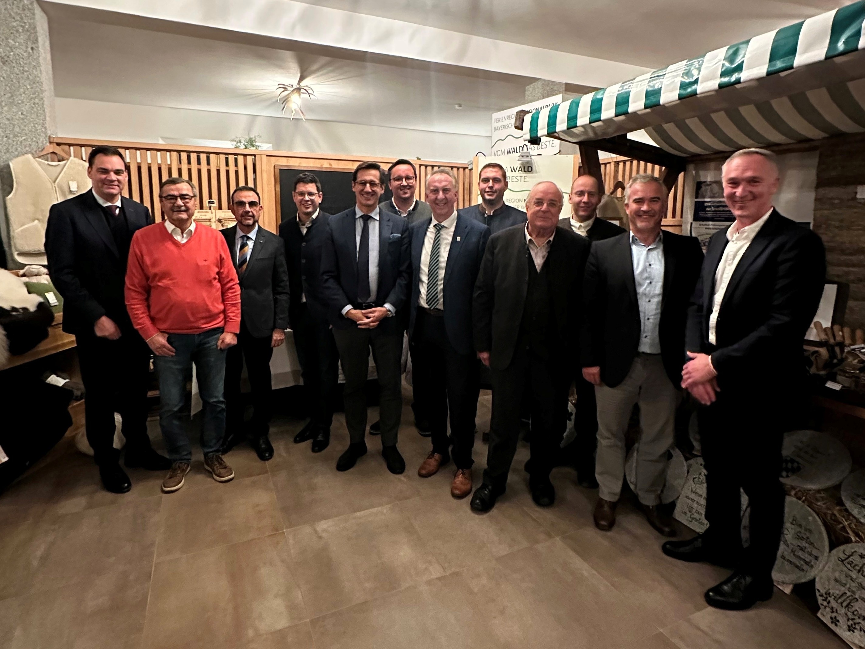 Tauschten sich über aktuelle kommunalpolitische Themen und Herausforderungen aus: (v. li. n. re.) Landrat Sebastian Gruber, Bürgermeister Josef Kern (Innernzell), CSU-Fraktionsvorsitzender Klaus Holetschek, Bürgermeister Martin Pichler (Schönberg), MdL Dr. Stefan Ebner, Bürgermeister Michael Englram (Langdorf), stellv. Landrat Helmut Plenk, 2. Josef Saller Josef Saller (Gotteszell), Bürgermeister Peter Schmid (Eppenschlag), 3. Bürgermeister Stefan Weber (Thurmansbang), Bürgermeister Michael Herzog (Bayerisch Eisenstein) und Bürgermeister Stefan Wagner (Thurmansbang).