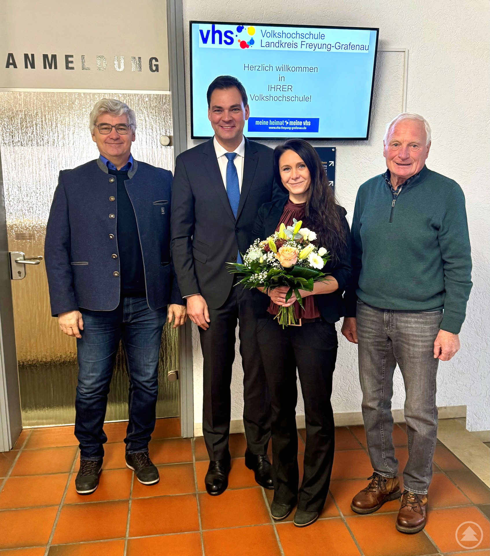 v.l. Siegfried Wilhelm (Landratsamt), Landrat Sebastian Gruber, Dr. Karina Fisch, Willi Schindler (Ehrenamtlicher Leiter VHS Freyung-Grafenau)