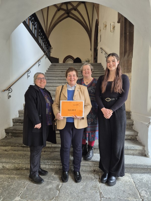 Von links Sabine Schmied-Recha (Gesamtpersonalrätin), Hildegard Stolper (Frauenhaus Passau), Barbara Blumenstingl (Personalrätin) und Amelie Seider (Jugend- und Ausbildungsvertreterin). 25-02-18 Spende für Frauenhaus.jpg
