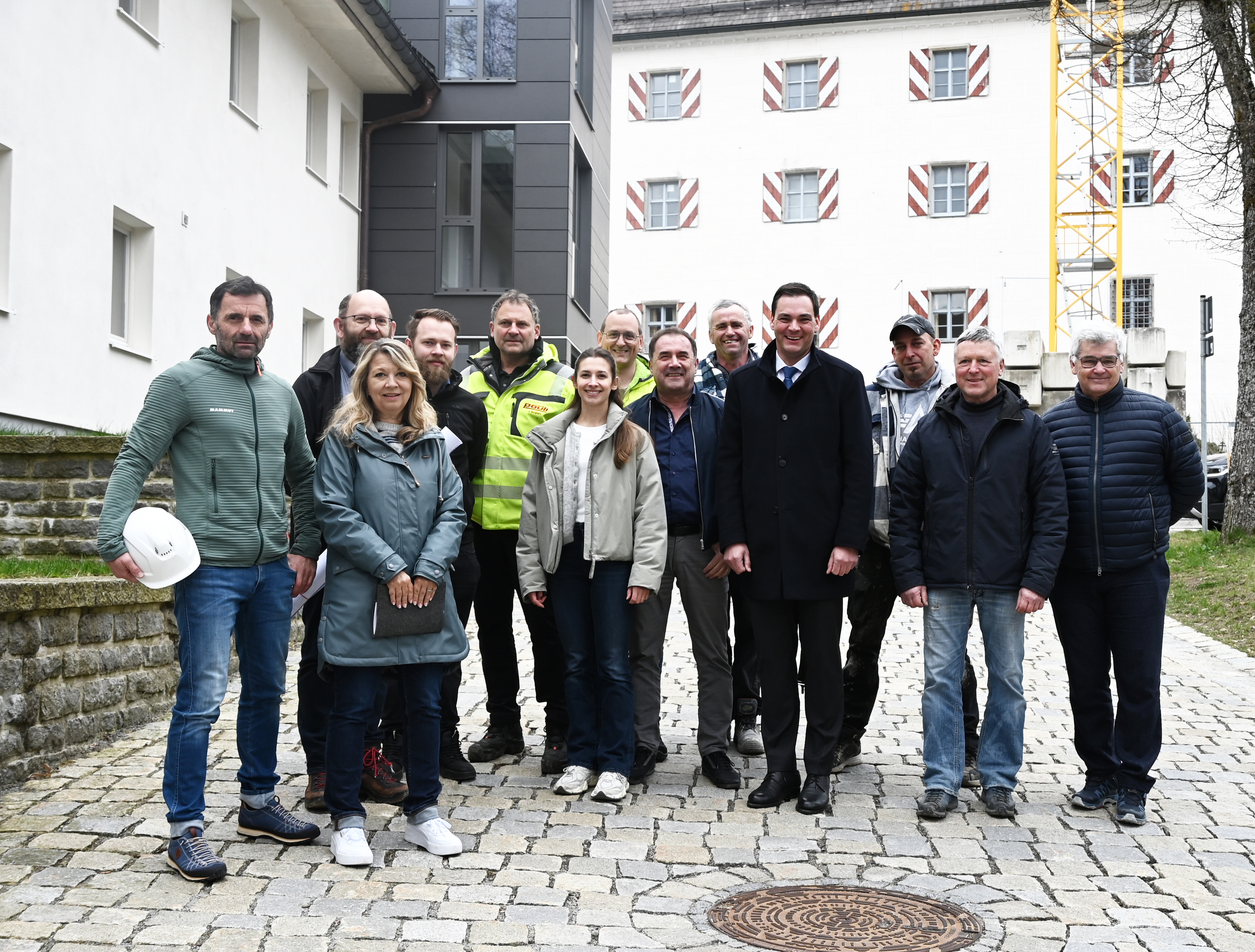 ine Gruppe von Vertretern der Kreisverwaltung, des Planungsbüros und der Baufirma steht vor Schloss Wolfstein beim Startschuss für die Sanierungsarbeiten.