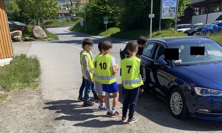 Rote-Karte-Aktion in Bodenmais – Schüler sensibilisieren Autofahrer