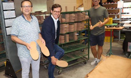 Leder aus Viechtach geht in die ganze Welt – MdL Stefan Ebner und Bürgermeister Franz Wittmann besuchen Lederfabrik Kilger