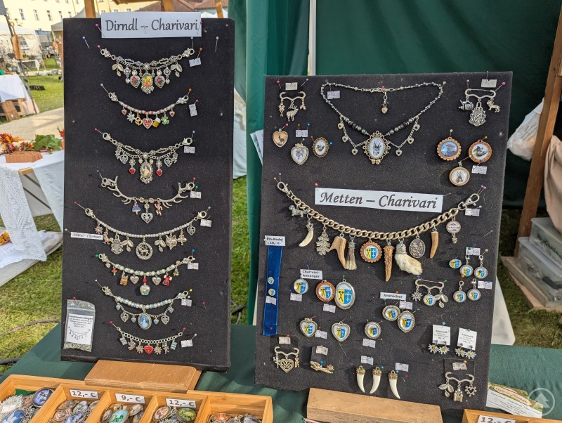 Handgefertigte Schmuckstücke wie diese Ketten und Armbänder fanden großen Anklang bei den Marktgästen. Dirndlschmuck und Schmuck mit Wappen der Gemeinde Metten