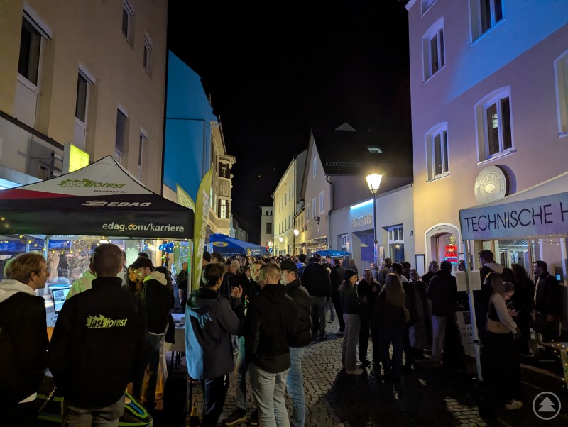 Volles Haus beim Veilchengassenfest 2025: Viele Gäste kamen ins Stadtzentrum, um gemeinsam eine schöne Zeit zu genießen. Gäste am Veilchengassenfest 2025 in Deggendorf