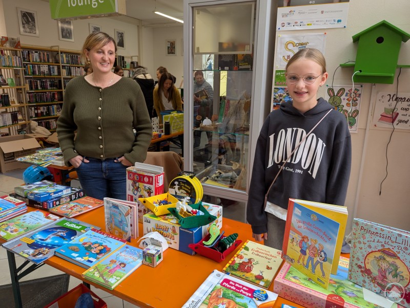 Wertige Gebrauchtware soweit das Auge reicht: Beim Flohmarkt für Kinder und Jugendliche in der Stadtbibliothek war wirklich für alle etwas Passendes dabei. Glückliche Mutter und Tochter am Bücherflohmarktstand