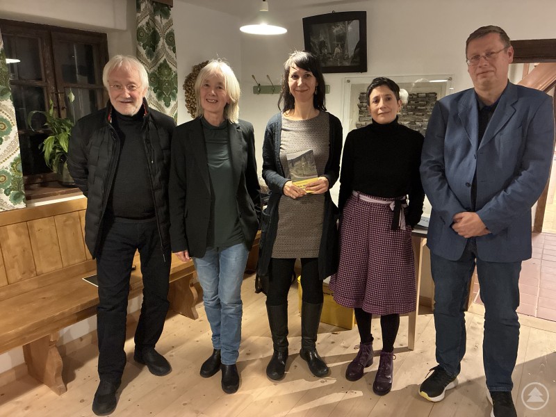 Die Mitwirkenden der Buchvorstellung „Mein Weg zu unseren Deutschen“ im Paul-Friedl-Haus Finsterau. Fünf Personen stehen nebeneinander im Paul-Friedl-Haus, eine Frau hält ein Buch in der Hand.