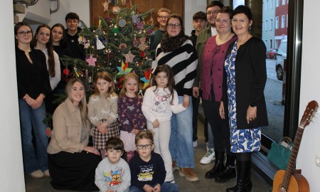 Christbaumschmuck-Aktion bringt Adventsstimmung in die Arbeitsagentur Passau