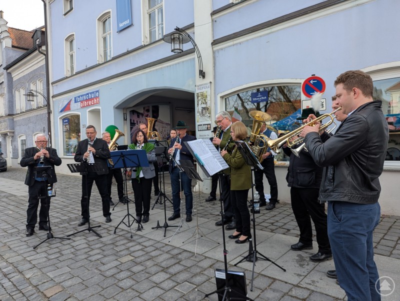 Musikverein Plattling spielt beim Fastenmarkt am Stadtplatz 