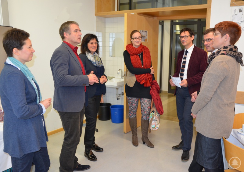 Viele Informationen wurden auch zwischen den einzelnen Referenten ausgetauscht, was für den Regionalmanager Stefan Schuster sehr aufschlussreich war. V. r. Claudia Pflanzl (Agentur für Arbeit), Stephan Schmid (AOK), Stefan Schuster mit Praktikantin Laura Poost, Astrid Eiler (FOS), Roland Biebl (ZF) und Alexandra Beer (Koordinatorin Realschule)