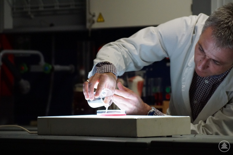 OStR Christian Duschl im Chemielabor