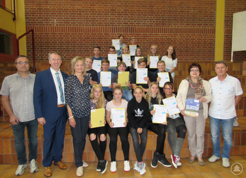 Der stellvertretende Landrat Helmut Plenk, die Kreisseniorenbeauftragte Christine Kreuzer mit Doris Werner aus dem Bürgerbüro des Landkreises sowie Schulleiter Josef Wellisch und seinen Stellvetreter Christian Burghart mit den Schülern Patrick Brugmoser, Fabian Erlebach, Samantha Friedl, Florian Gruber, Nico Hackl, Tobias Kagerbauer, Anna Koller, Tobias Lemberger, Laura Lex, Sophia Liebl, Patricia Oswald, Cellina Reiter, Lisa Stegbauer, Nina Vollkommer, Josef Weidacher, Tom Weiß, Jonas Wölfl