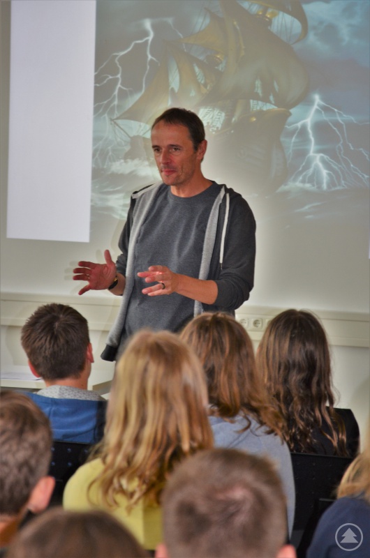 Jugendbuchautor Stefan Gemmel begeistert seine jungen Leser.