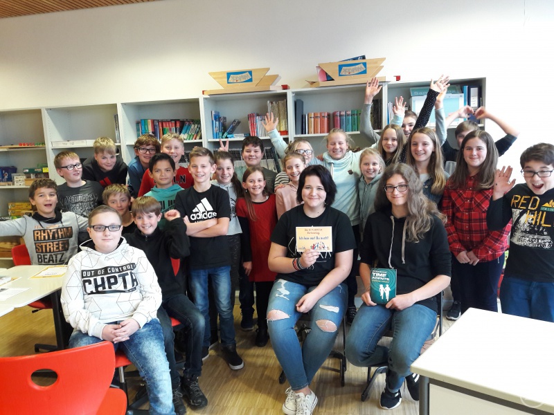 Sophia Bauer und Jana Lippl aus der 11. Klasse nahmen sich die Zeit, für die Klasse 6b vorzulesen, was diese sichtlich erfreute.