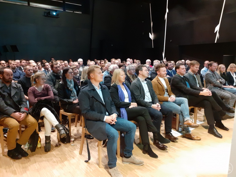 Bis auf den letzten Platz gefüllt war der Saal „Schwarzer Bua“ in der Volksmusikakademie.