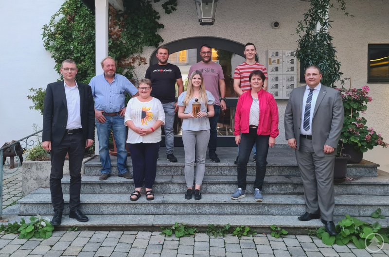 Vorstellung der Neumitglieder im Rahmen der Generalversammlung: 1. Vorsitzender Christoph Weishäupl (rechts) und 3. Bürgermeister Christoph Endl (links) mit (vorne; v. links n. rechts) Klaus Kerschbaum, Anita Vormann, Sabrina Rück, Johanna König, (hinten; v. links n. rechts) Martin Kerschbaum, Max Fürst und Thomas König. Nicht im Bild sind Gerald Egger, Bernhard Löfflmann und Sophia Rieger.