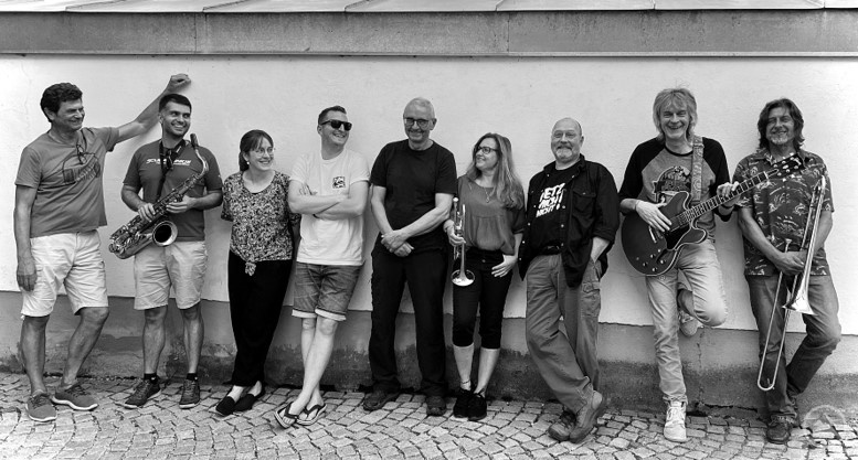 Der Kartenvorverkauf für das Konzert des Hill Valley Orchestras hat begonnen. Klaus Hernitschek (Drums; Percussion, v.l.), Andi Köck (Keyboards; Sax; Gesang; Harp), Salina Albert (Gesang), Florian Seemann (Bass; Gesang), Max Fischl (Gitarre), Rita Dorner (Trompete; Flügelhorn), Mike Isler (Drums; Percussion), Tom Riepl (Gitarre) und Helmut Wittmann (Posaune) spielen am 4. August auf. (Foto: Privat)