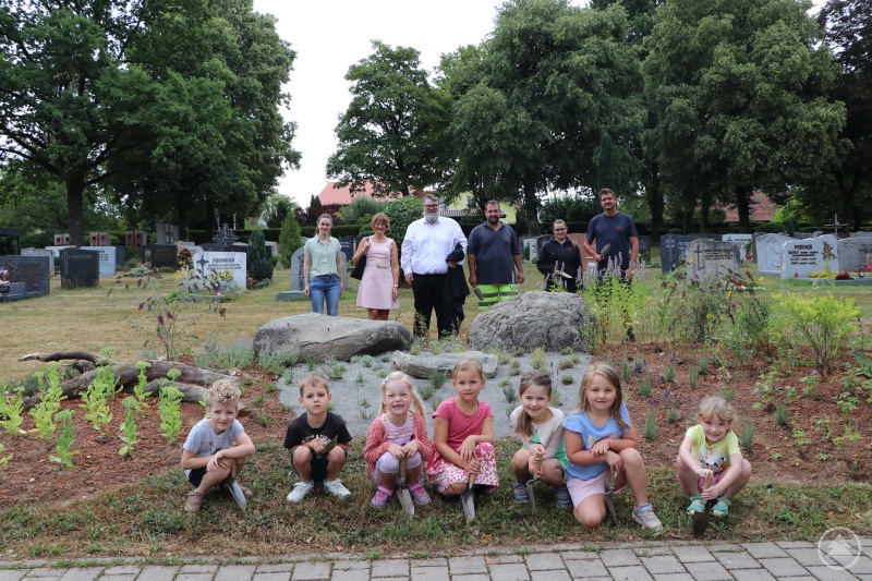 Bürgermeister Andreas Rother besuchte zusammen mit der Ordnungsreferentin Karin Schmeller und der Mitarbeiterin des Städt. Umweltamtes der Stadt Passau Carolin Stadler die Kinder des Kindergartens St. Korona bei der Pflanzaktion mit den Mitarbeiterinnen und Mitarbeitern der Stadtgärtnerei.