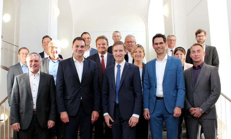 Gemeinsam für die Energiewende: Regierungspräsident Rainer Haselbeck (Reihe vorne, Dritter von links) und Landrat Sebastian Gruber als Vorsitzender des niederbayerischen Landkreistags (Reihe vorne, Zweiter von links) haben die niederbayerischen Landräte und Vertreter der Netzbetreiber Bayernwerk Netz und TenneT zu einem Gesprächsaustausch eingeladen.