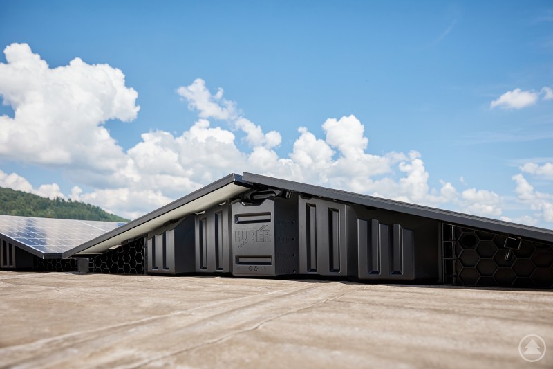 Der innovative HUBER Solarfix kombiniert PV-Aufständerung und PV-Ballastierung auf dem Flachdach.