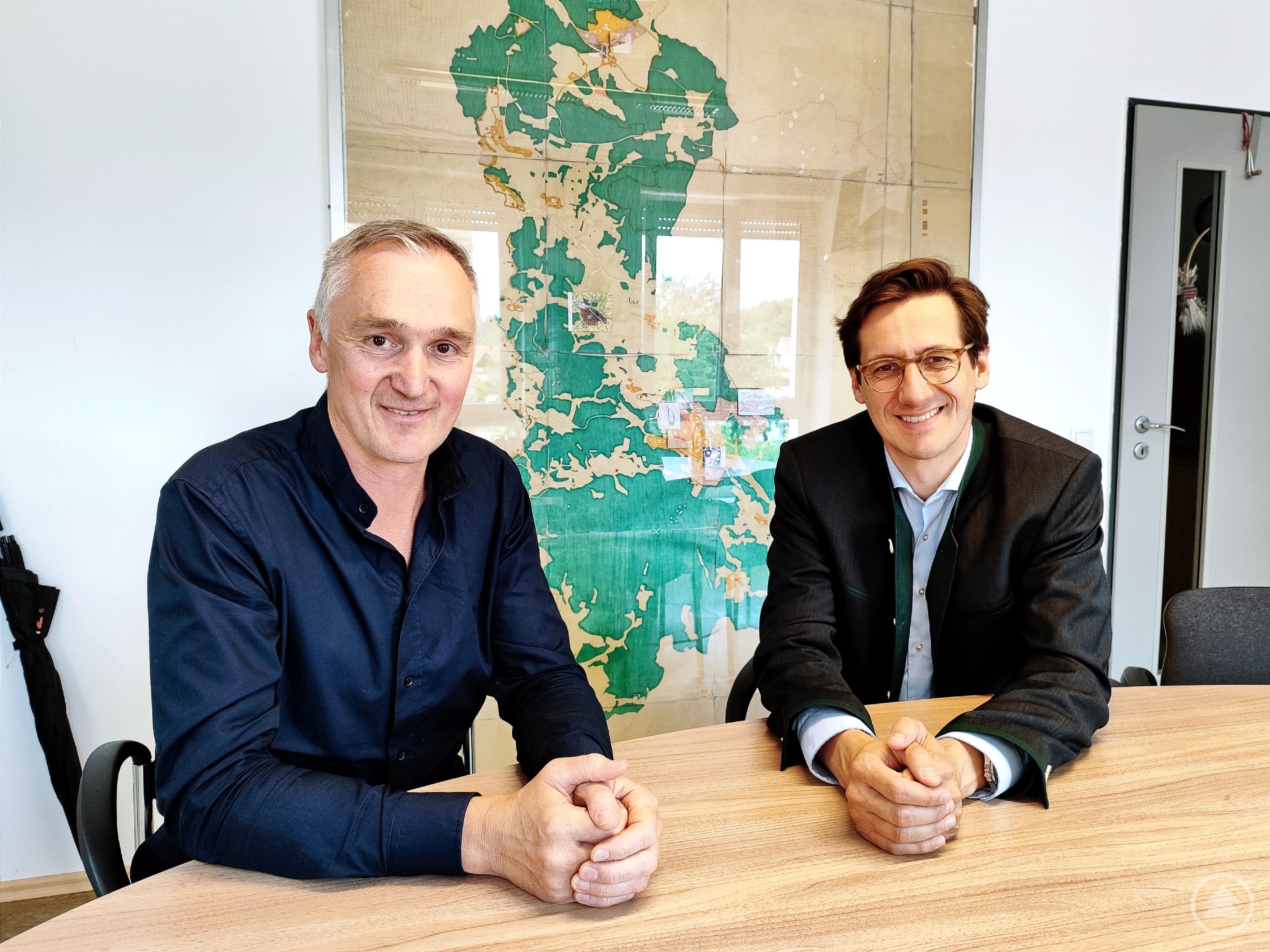 Besprachen die drängendsten Herausforderungen der Gemeinde Thurmansbang: Bürgermeister Stefan Wagner (links) und MdL Dr. Stefan Ebner (rechts) im Austausch zu kommunaler Infrastruktur und Flüchtlingsverteilung. – Foto: Christoph Weishäupl, Abgeordnetenbüro Dr. Stefan Ebner, MdL