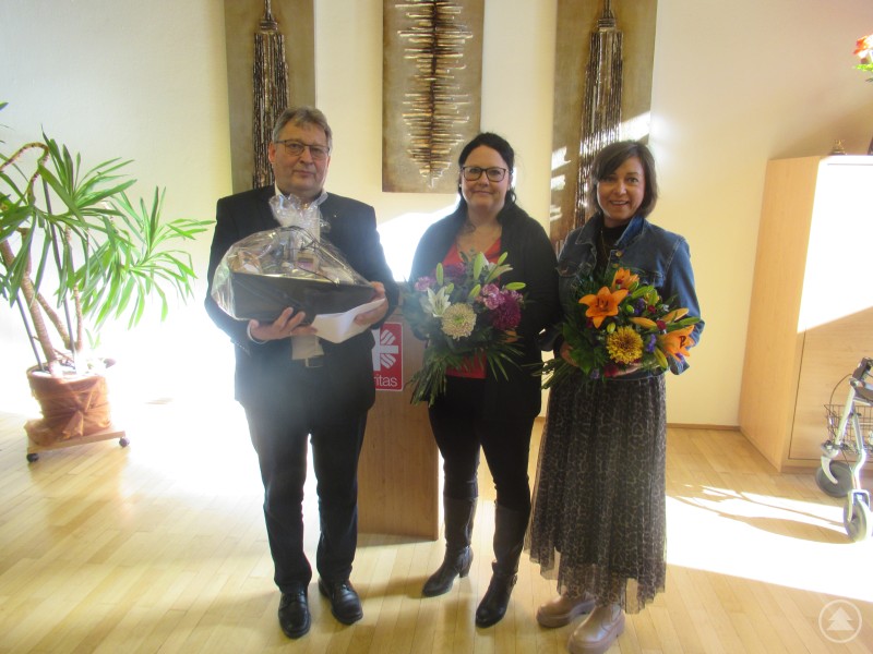 Caritasvorstand und Bischöflich Beauftrager Diakon Konrad Niederländer begrüßt Kathrin Kubitschek im neuen Amt und bedankt sich bei Nicole Siglmüller für ihren engagierten Einsatz.