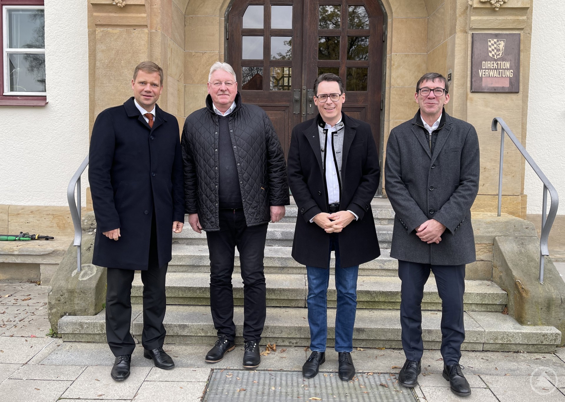 Bezirkstagspräsident Dr. Olaf Heinrich (v. l.), Bezirksverbandsvorsitzender und Bürgermeister Jürgen Roith, dessen Stellvertreter, Oberbürgermeister Dr. Christian Moser sowie Bezirkskämmerer Winfried Amler sprachen über die schwierige Haushaltslage.