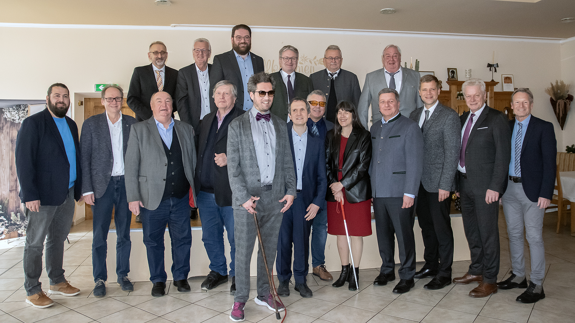 Mit vielen Ehrengästen, darunter auch Staatsminister Christian Bernreiter (4.v.r.) sowie Bezirkstagspräsident Dr. Olaf Heinrich (3.v.r.), wurde das 100-jährige Bestehen des Blinden- und Sehbehindertenbundes in Niederbayern gefeiert. Auch die Landesvorsitzende Judith Faltl war nach Aiterhofen gekommen.