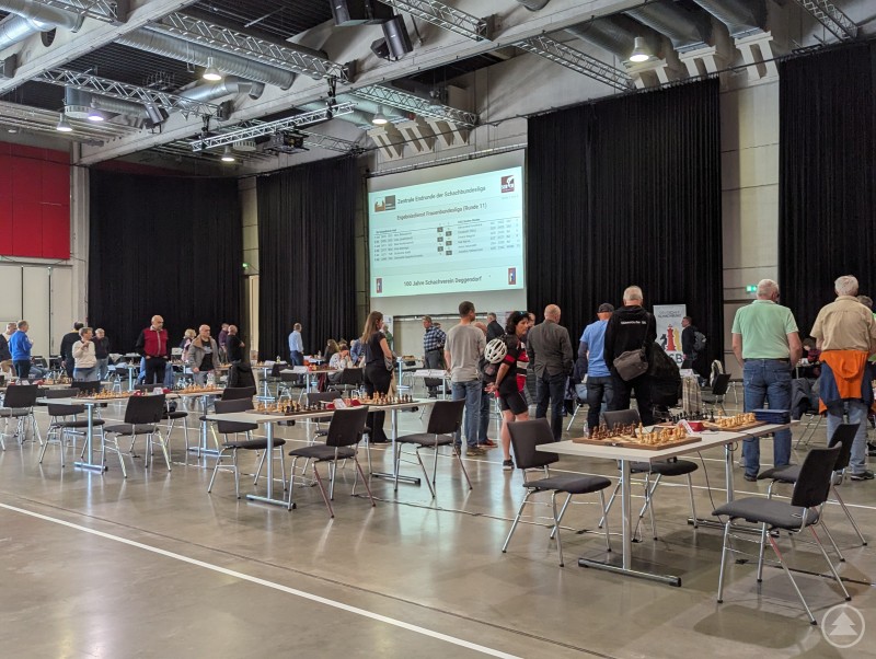 Auf Tuchfühlung mit weltbekannten Schach-Superstars: An der weißen Linie konnte man die Partien verfolgen Schachbundesliga Deggendorf Blick in die Halle 1