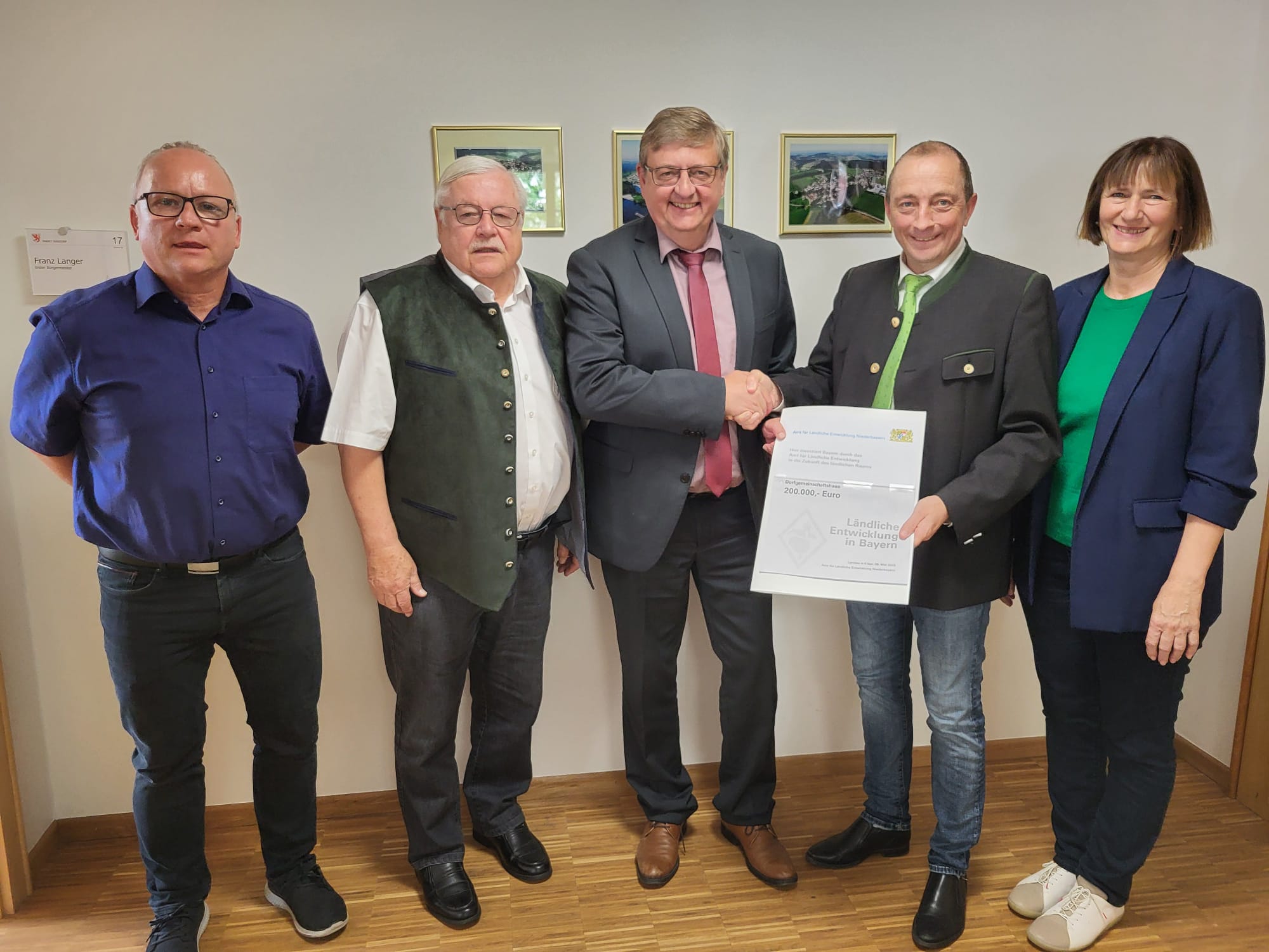 Eine Gruppe von fünf Personen bei der Übergabe des Förderbescheides für das Dorfgemeinschaftshaus Otterskirchen.