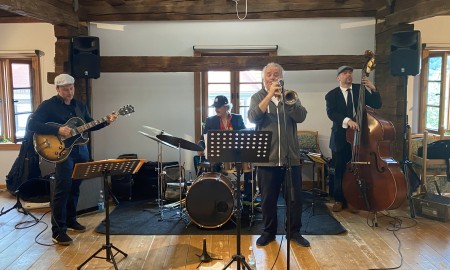 Sommerfest „Black & White“ begeistert im Kulturzentrum Altes Rathaus in Bodenmais