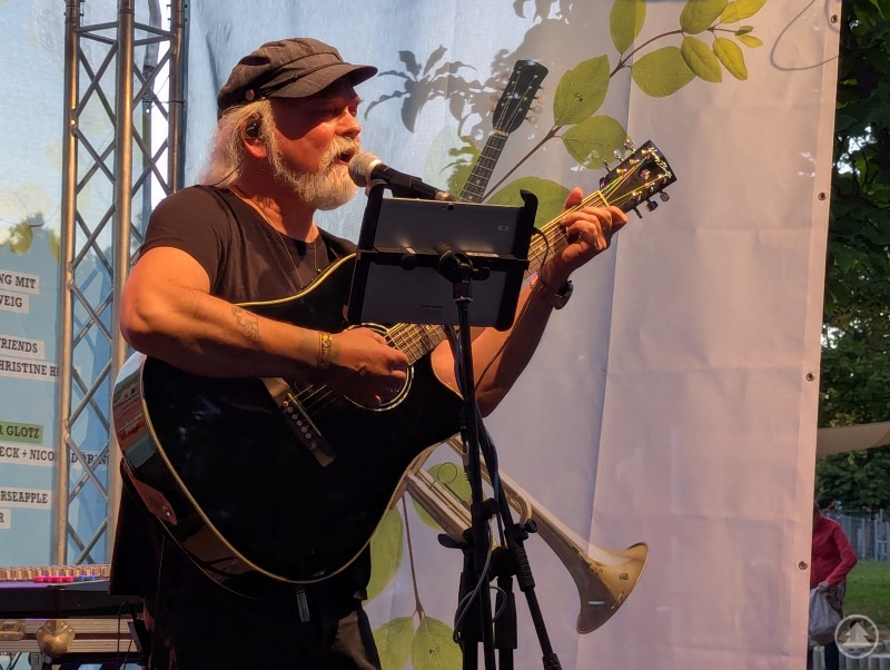 Wenn ein Raunen durch die Menge geht: Ein Könner schlägt sanfte Töne für sie an. Musiker Stefan Csákány singt und spielt akustische Gitarre
