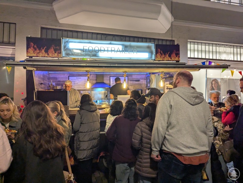 Gute Stimmung, gutes Essen: Neben Snacks vom Foodtrailer konnte man sich auch Waffeln oder Popcorn schmecken lassen. Gäste stehen beim Foodtrailer an