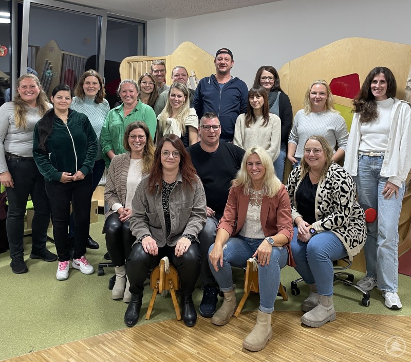 Der Elternbeirat für Marktzwerge und St. Elisabeth wurde gewählt und hat gleich die Arbeit aufgenommen. Eine Gruppe von 19 Frauen und Männern steht und sitzt gemeinsam in einem freundlich gestalteten Gruppenraum, lächelnd in die Kamera – der neu gewählte Elternbeirat der Kindertagesstätten Schönberg.